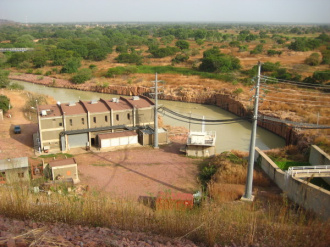 03 La Centrale Hydroelectrique De La Kompienga Au Pied De La Digue